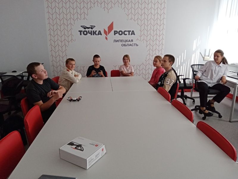 Школьники продолжают осваивать азы пилотирования БПЛА.